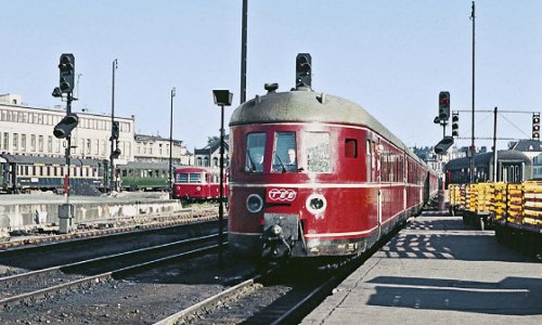 Hannover im September 1957: Weil die neuen VT 115 noch nicht alle einsatzbereit waren, vertraute die Deutsche Bundesbahn eine Zeit lang auf die bewährten Vorkriegs-SVT der Bauart „Berlin“